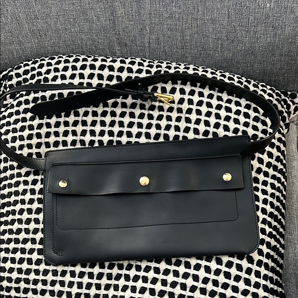 Burberry Black Crossbody Bag with Sleek Leather Design